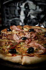 Pizza de panceta y aceitunas negras