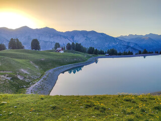 Coucher de soleil sur un paysage de montagne au bord d'un lac dans les Alpes du Sud à Auron