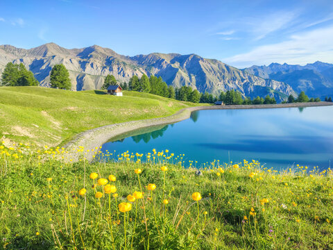 Paysage de montagne au bord d'un lac dans les Alpes du Sud &agrave; Auron