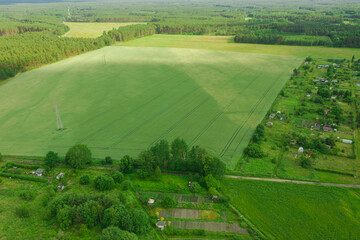 Pola i łąki wiosną widziane z dużej wysokości. Zdjęcie z drona.
Rozległy, płaski teren...
