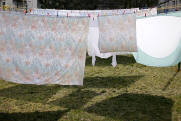 Wäsche zum trocknen auf der Wäscheleine in der Sonne