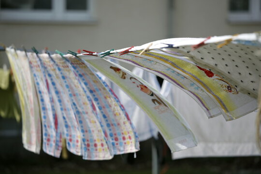 &auml;sche zum trocknen auf der W&auml;scheleine in der Sonne