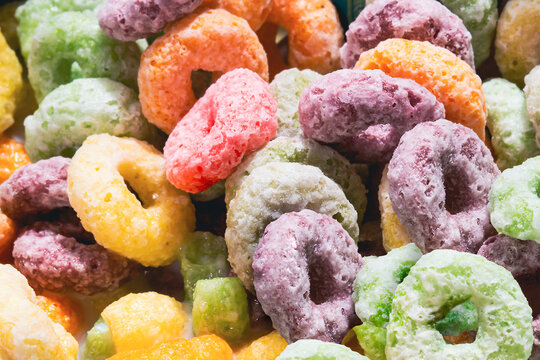 Cereal matinal de flocos de milho de a&ccedil;&uacute;car colorido. Fotografia macro. 