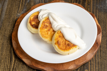 cottage cheese cheese cakes are eaten with sour cream or jam