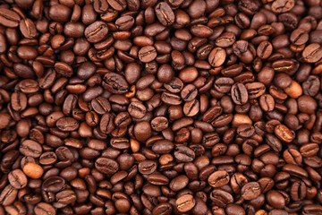 Fototapeta premium Close-up of roasted brown coffee beans background 