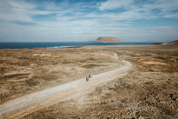 Vista aerea de playa en la isla de la graciosa islas canarias con mar turquesa y barcos