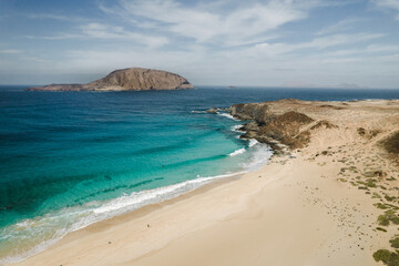 Fototapeta na wymiar Vista aerea de playa en la isla de la graciosa islas canarias con mar turquesa y barcos
