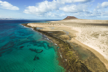 Vista aerea de playa en la isla de la graciosa islas canarias con mar turquesa y barcos