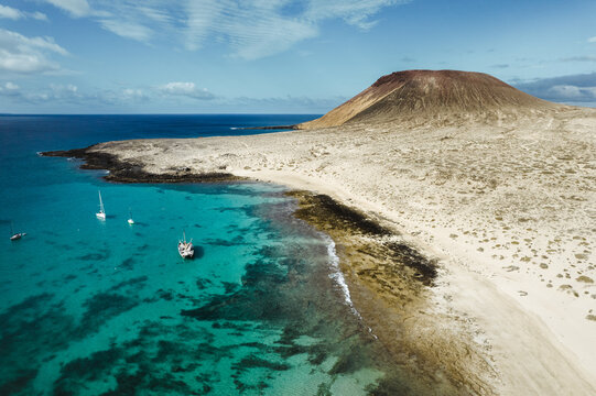 Vista aerea de playa en la isla de la graciosa islas canarias con mar turquesa y barcos