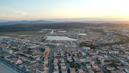 survol de port-la-nouvelle au soleil couchant