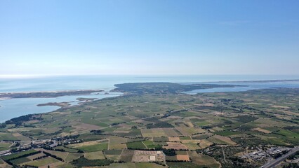 survol des corbières dans le sud de la France et vue sur la méditerranée