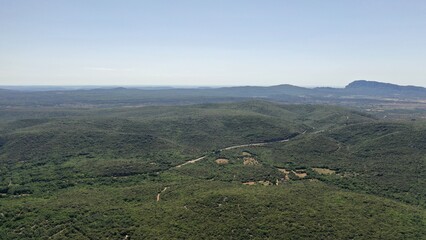 survol de la rivière Hérault dans le sud de la France face aux cévennes