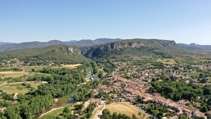 survol de la rivière Hérault dans le sud de la France face aux cévennes