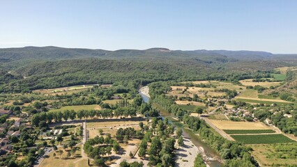 Fototapeta na wymiar survol de la rivière Hérault dans le sud de la France face aux cévennes