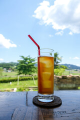 窓際に置いたアイスティー 初夏の青空
