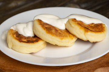 cottage cheese cheese cakes are eaten with sour cream or jam
