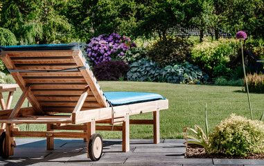 Leżak ogrodowy,wypoczynek w ogrodzie na tarasie. Meble ogrodowe  - obrazy, fototapety, plakaty