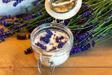 Duftkerze Lavendel mit Blüten im Einmachglas. Glas Mit Bügelverschluss