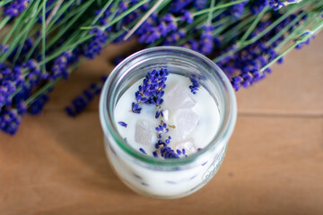 Lavendel Duftkerze im Weckglas mit Rosenquarz in Nahaufnahme