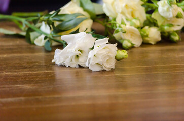 white roses on a wooden table