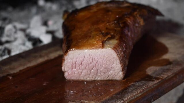 Bife asado. Carne de vaca. Asado argentino. Comida t&iacute;pica de argentina. res cortada a cuchillo. Carne a la parrilla. Carne al fuego y brasas. Quemar palos. Hacer asados. Parrilla y fuego.