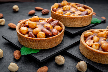 Nut tartlet with hazelnuts, almonds and caramel
