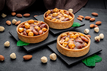 Nut tartlet with hazelnuts, almonds and caramel