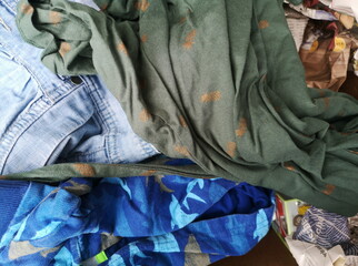 Alte Jeans und Wäschestücke in einem Karton vor einer Haustür in Bielefeld im Teutoburger Wald...