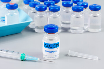 Vaccin DTCaPolio ( vaccin combiné Diphtérie - Tétanos - Coqueluche et Polio)
Flacons de vaccins et seringue
