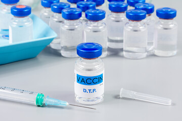 Vaccin D.T.P. (Diphtérie - Tétanos - Poliomyélite)
Flacons de vaccins et seringue