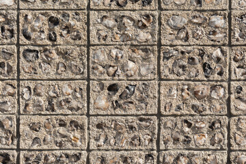 Mur en parpaing avec pierres incrustées