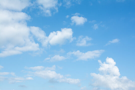Ciel bleu avec petits nuages éparses.