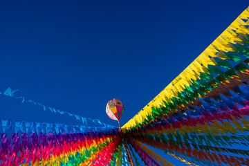 bandeirinhas coloridas e balão decorativo de festa junina no brasil - obrazy, fototapety, plakaty