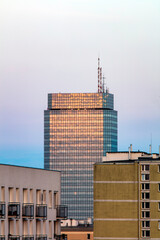 Fototapeta Warszawa, panorama centrum Warszawy o zachodzie słońca, centrum biznesowe 2022. Zachodzące słońce odbite w budynkach. obraz