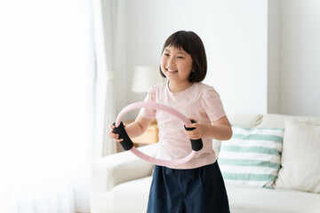 リビングで筋トレをする女の子