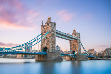 London Tower Bridge bei Sonnenuntergang