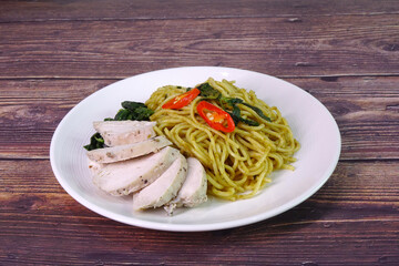 Spaghetti in green curry sauce with chicken breast, Italian-Thai fusion food
