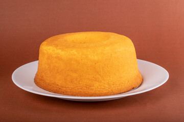 Bolo de fub&aacute; e milho isolado com fundo marrom