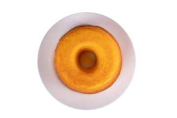 Bolo de fubá e milho isolado com fundo marrom