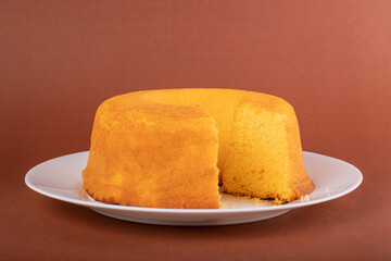Bolo de fubá e milho isolado com fundo marrom
