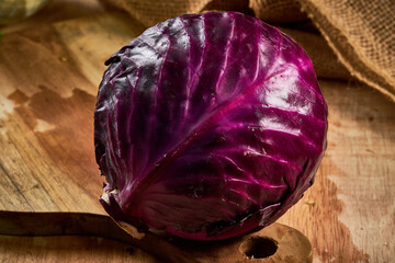 repollo morado en un fondo rustico de madera con espacio para copy