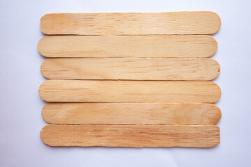 palos de madera, para paletas, abatelengua, batelengua sobre fondo blanco