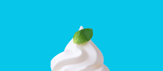 Heavy cream and a mint leaf. Heavy cream, whipping cream, sweets, parfait, soft serve, etc. 生クリームとミントの葉。生クリーム、ホイップクリーム、スイーツ、パフェ、ソフトクリームなど © Kana Design Image