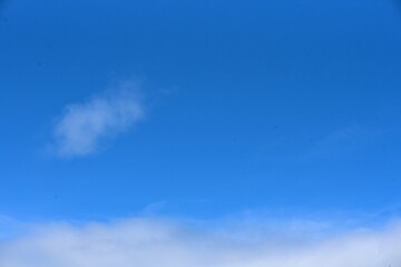 Naklejka na ściany i meble 青空と雲の背景