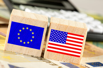 Flaggen der Europäischen Union EU und USA, Euro Geldscheine und ein Taschenrechner © studio v-zwoelf
