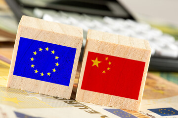Flaggen von EU und China, Euro Geldscheine und ein Taschenrechner