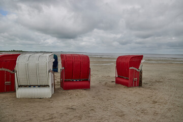 Verlassene Strandk&ouml;rbe im nieders&auml;chsichen Bensersiel bei schlechtem Wetter