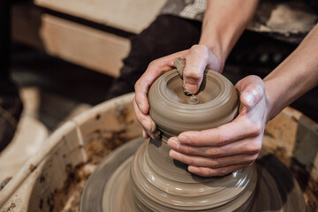 電動ろくろで陶芸している手元