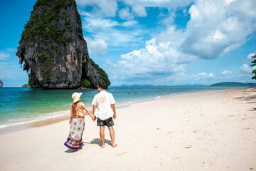 Pareja de enamorados disfrutando de playa hermosa, en Railay Beach, Tailandia - obrazy, fototapety, plakaty