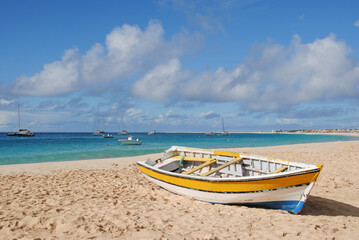 Fototapeta na wymiar Cap Vert île Sal plage bateau peche mer ocean vacances